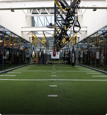 Estudio de entrenamiento funcional con pasto sintético en Youtopia Trapenses
