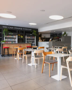Cafetería de Youtopia Trapenses con el letrero You can change your day