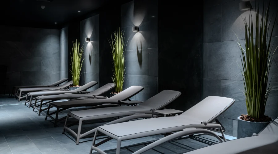 Reposeras en la zona de descanso del spa de Youtopia Vitacura