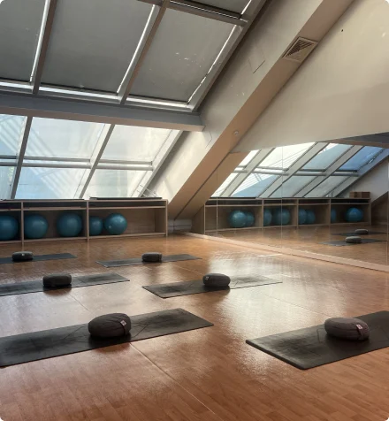 Sala de clases con ventanales en Youtopia Vitacura