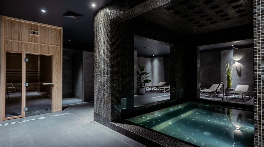 Piscina y sauna del spa de Youtopia Vitacura